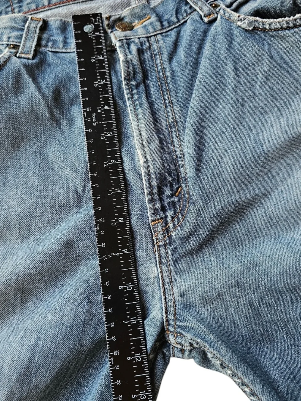 Vintage-style Levi’s 559 Relaxed Straight jeans in a perfectly worn medium wash - Picture 4 of 8